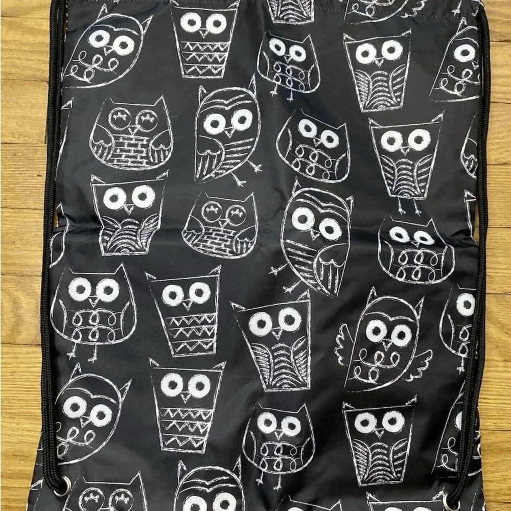 Thirty-One Black and White Owl Cinch Sac
